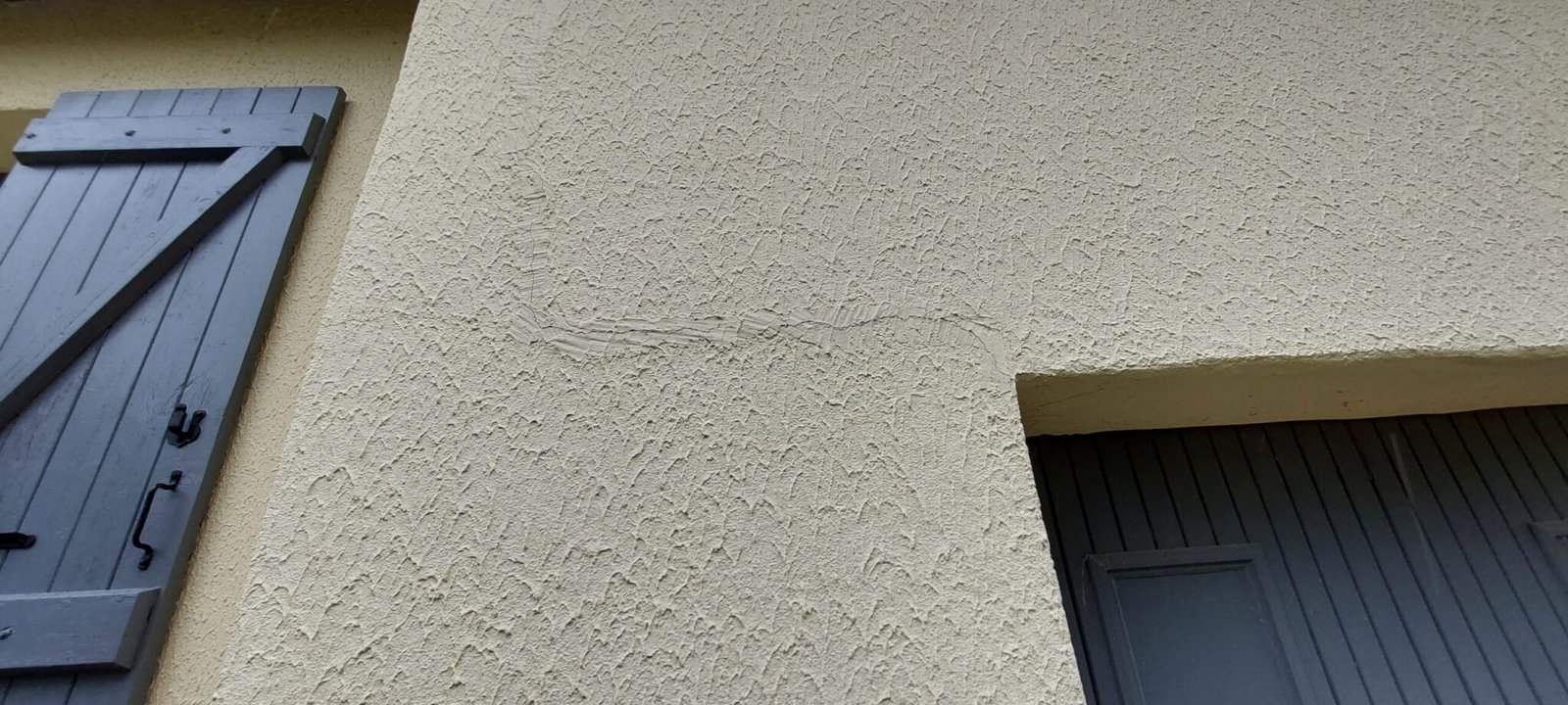 Une fissure camouflée